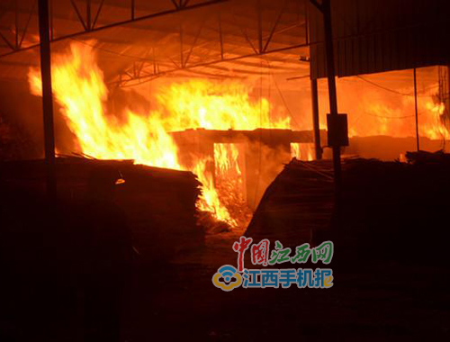毛竹廠(chǎng)火光沖天 宜春袁州消防火速撲救